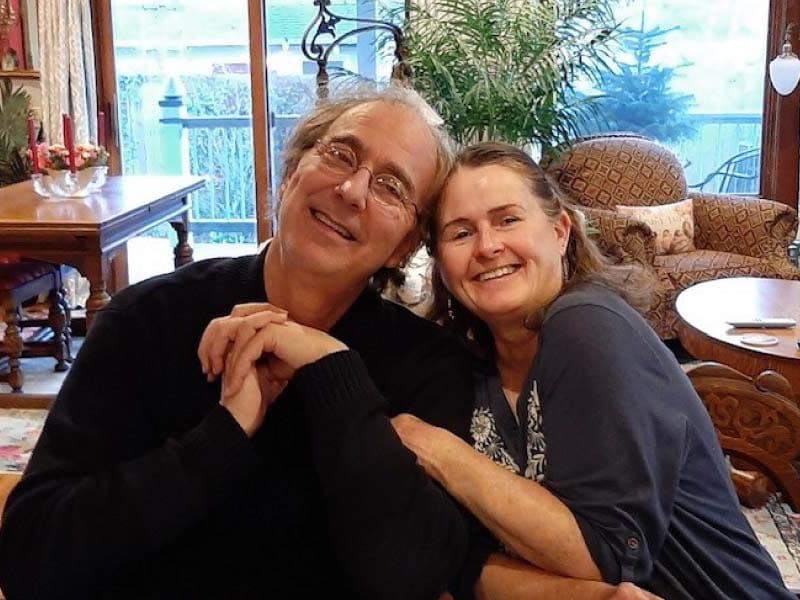 2023年12月，林恩(左)和肯特·怀尔斯在邻居家中. (照片由Deborah McCracken提供)