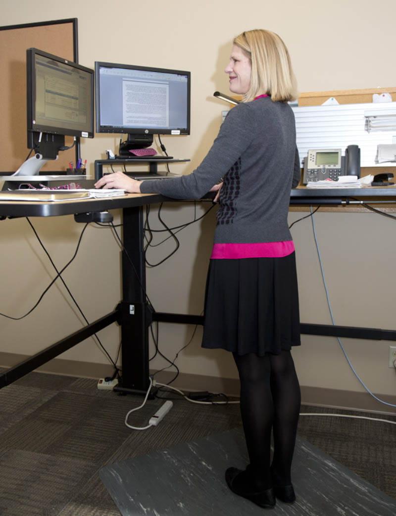 Dr. 疫情前，Deborah Rohm Young在办公室使用站立式办公桌. (图片由南加州永久医疗集团提供)