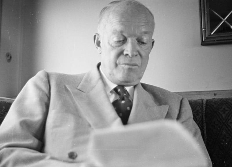 Dwight Eisenhower on the presidential campaign trail on Sept. 17, 1952. (夏洛特·布鲁克斯，摄影师，《线上电子游戏飞禽走兽》杂志摄影集，美国国会图书馆，印刷品 & Photographs Division)