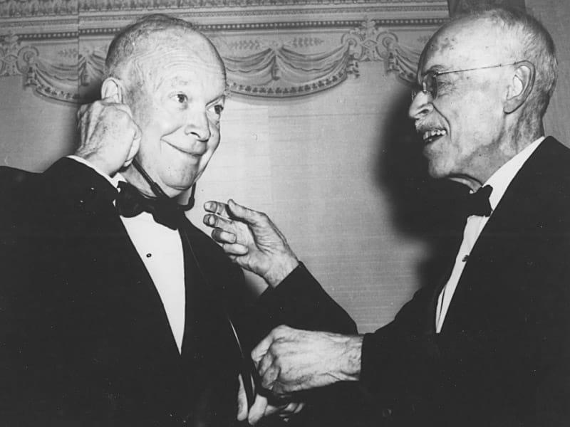 德怀特·D总统. Eisenhower uses a stethoscope to listen to the heart of Dr. Paul Dudley 白色, who had treated him for a heart attack. (American Heart Association)