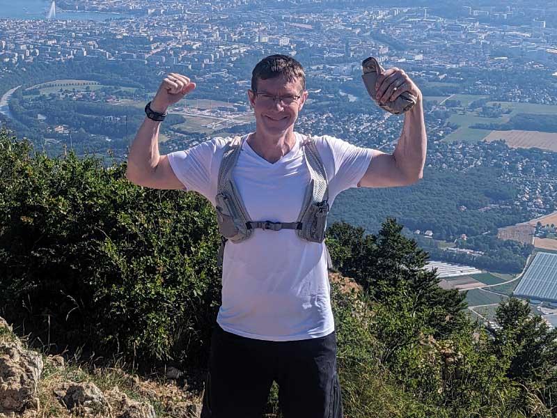 心理学教授. 菲利普·盖博爬上阿尔卑斯山俯瞰日内瓦的一座山后. (图片由菲利普·盖博提供)