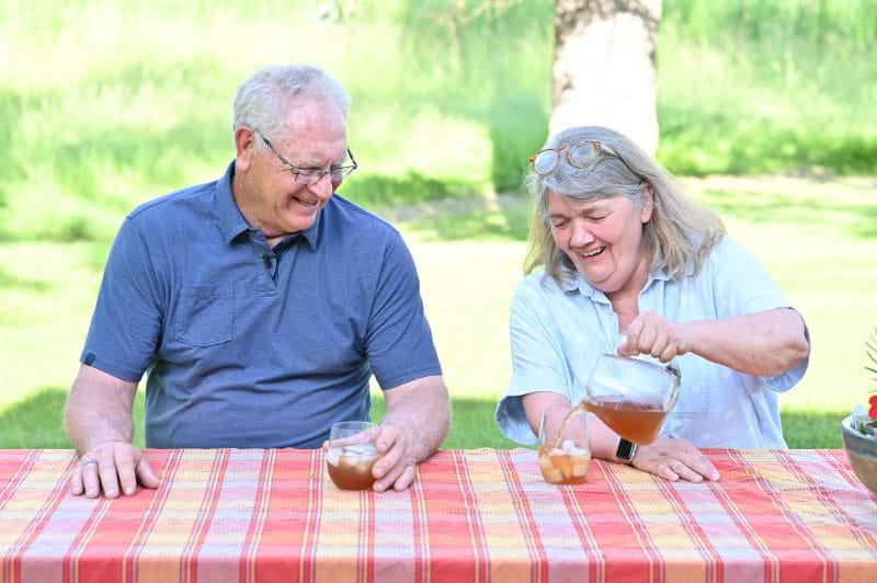 查克和安·温德尔在北达科他州山谷城附近的农场里. 查克正在努力为社区提供更多的自动体外除颤器——在有人使用AED救了他的命将近20年后. (小沃尔特·约翰逊摄./美国心脏协会)