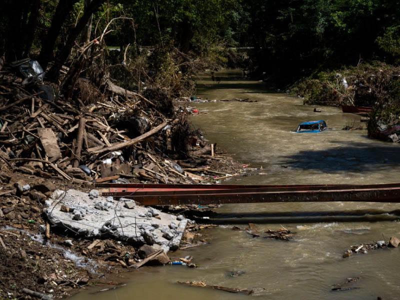 在哈扎德附近的小溪里，一辆部分被淹没的汽车, 肯塔基州在2022年夏天经历了历史性的洪水之后. (Michael Swensen/Stringer / Getty Images North America)