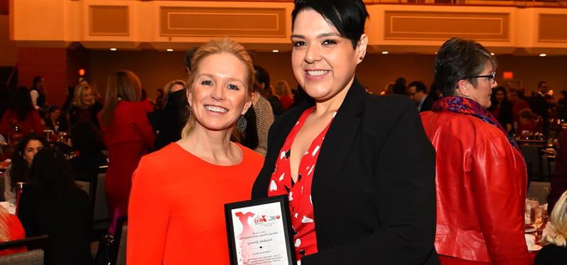 在纽约举行的2018年女性红午宴上，安娜贝尔·希门尼斯(左)从梅西百货执行副总裁莫莉·兰根斯坦手中接过了“纽约生活方式改变奖”. (图片来源:Annabelle Jimenez)