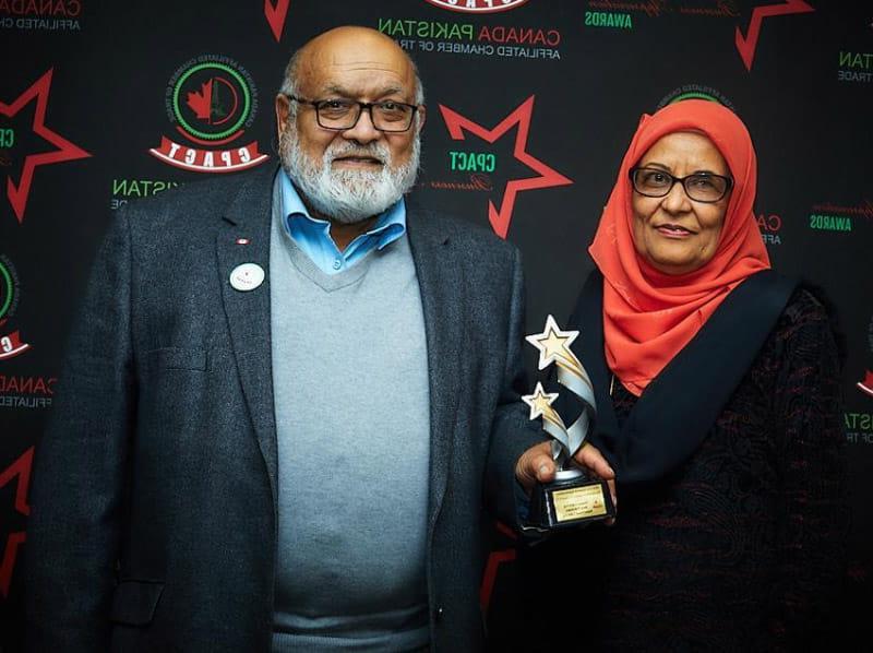 Qamar马苏德(右)和他的妻子, Sadaf, 他在加拿大的一个仪式上接受了志愿者奖. (图片由Farah Siddiqi提供)