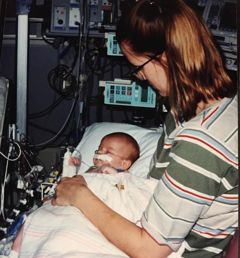 凯瑟琳·赫尔曼还是婴儿的时候和她妈妈卡拉·海利在医院. (Photo courtesy of Katherine Herrmann)