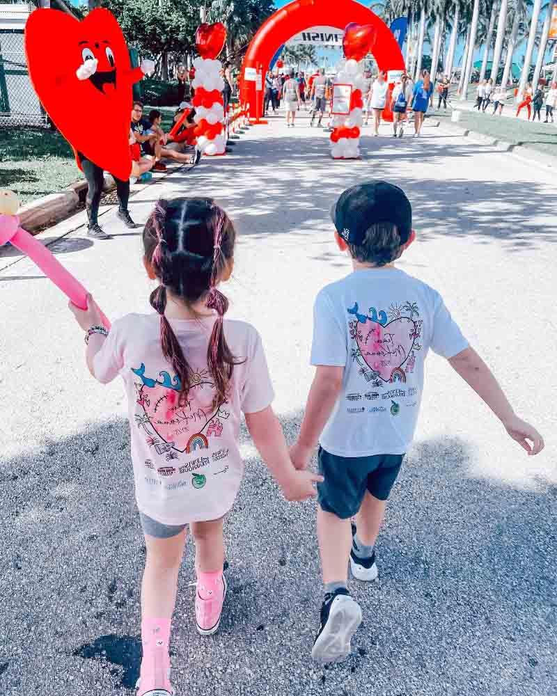 麦肯纳·刘易斯(右)和她的弟弟德克兰去年在佛罗里达州的一次“心脏行走”活动上. (Photo courtesy of Stephanie Lewis)