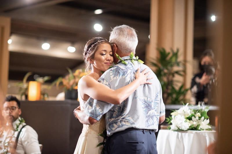 特兰·宗卡和她父亲在婚礼上跳舞. (图片来源:Joseph Esser Photography)