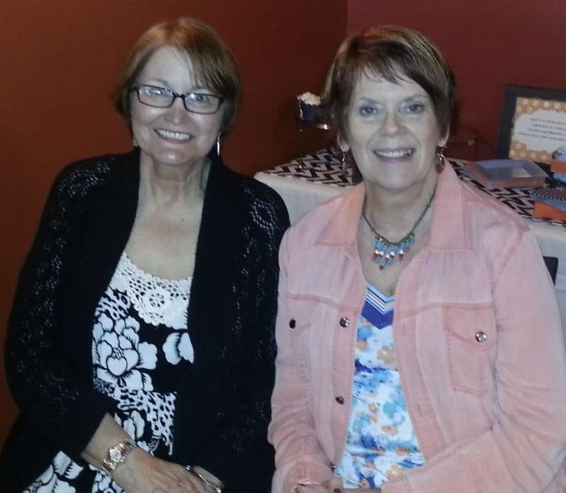 Cindy Allen-Stuckey(左)和她的朋友Kathy Adams, Kathy Adams也在20世纪50年代做过手术. (Photo courtesy of Cindy Allen-Stuckey)