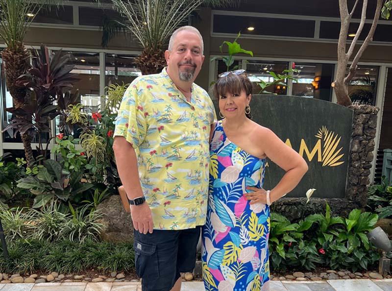 玛丽亚·菲利蓬(左)和她的丈夫, Gregory, 在夏威夷度假，这是她手术后他们第一次在一起. (图片由Maria Philippon提供)