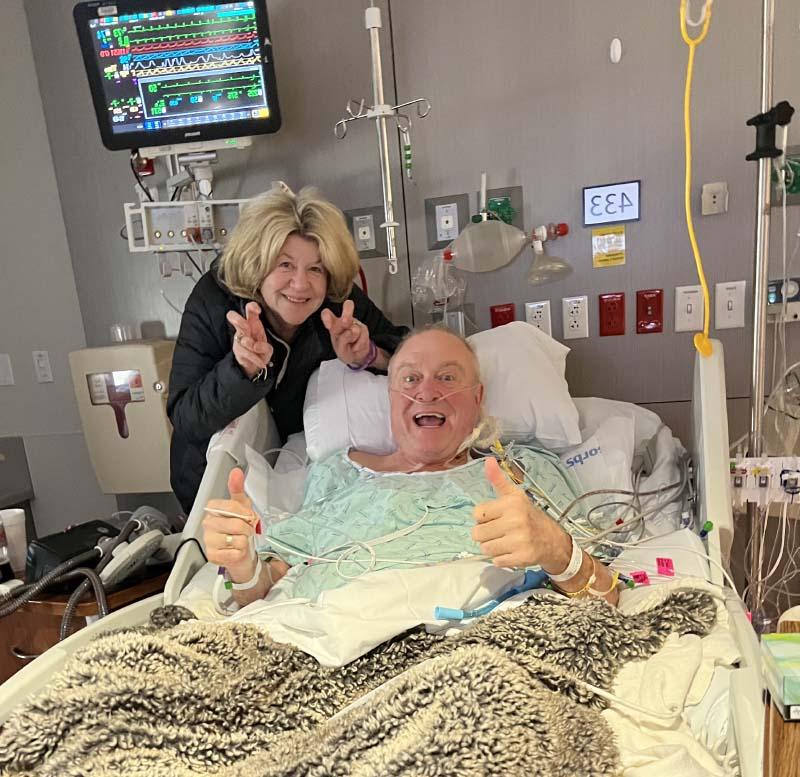 哈尔·哈巴克和他的妻子, Ann, 今年早些时候，他接受了心脏移植手术，目前正在医院康复. (图片由哈尔·哈巴克提供)