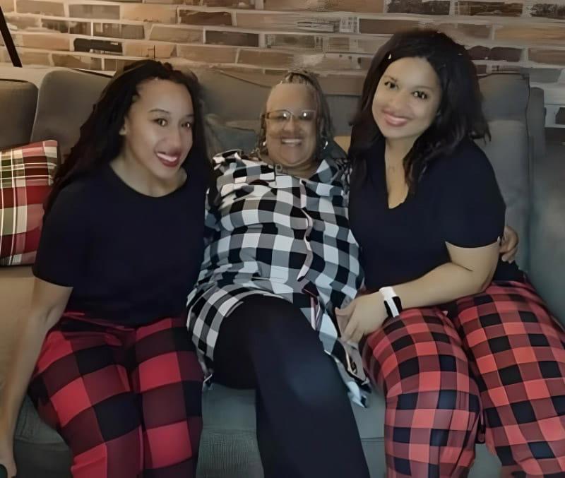 Yolanda Everette-Neufville和她的女儿们在2022年圣诞节. 左起:基兰达·蔡斯、尤兰达和基丽莎·马歇尔. 马歇尔也有心脏杂音. (图片由Yolanda Everette-Neufville提供)